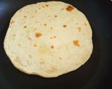 A picture of step 6 of Sausage and avocado salad tortillas.