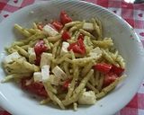 Foto del passaggio 8 della ricetta Pasta al pesto con pomodorini e Feta