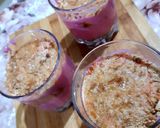 صورة لخطوة 1 من وصفة تحلية الطبقات بفلون الفراولة والبيسكوي 🍓🍪
