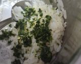 Foto del paso 2 de la receta: Arroz con manteca (mantequilla) ajo, perejil y corazón de sorpresa 😋 🍚 🧈🧄🌱🧀