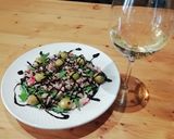 Foto del paso 1 de la receta: Ensalada de cangrejo con bonito y aceitunas