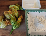 Foto del paso 2 de la receta: Flores de calabacín rellenas de queso
