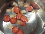 Burgonyakrém leves pirított kolbászchipssel, gyönggyel