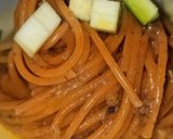 Foto del paso 7 de la receta Espaguetis de ajo y guindilla con salsa de champiñones y crujiente de calabacín