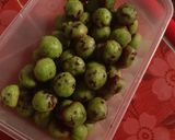 Foto langkah ke 5 dari resep Pandan Button Cookies.