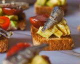 Foto del paso 2 de la receta Canapés de aguacate, cherrys y sardinillas