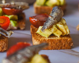 Foto del paso 2 de la receta: Canapés de aguacate, cherrys y sardinillas