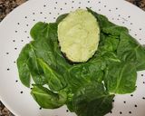 Foto del paso 7 de la receta: Aguacate con queso viejo tostado y espinacas