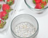 Foto langkah ke 2 dari resep Strawberry Sorbet Chia Overnight Oats.