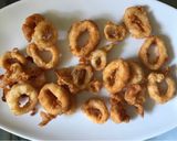 Foto langkah ke 4 dari resep Cumi Goreng Tepung Saus Asam Pedas.