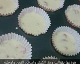 صورة لخطوة 4 من وصفة كب كيك بقطع الفراوله
