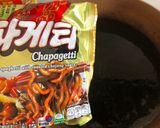 Hình bước làm 2 của món Mì Tương Đen Chapagetti Cùng Ức Gà Áp Chảo