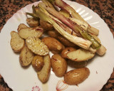 Foto del paso 5 de la receta: Chicharros al hormo, con patatas baby y cebolletas asadas