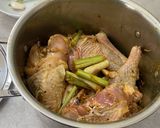 A picture of step 1 of Steamed Free Range Chicken With Lemongrass.