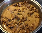 Une image de l'étape 2 de Côtes de porc aux girolles et crème à l érable.