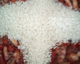 Foto del paso 6 de la receta: Arroz negro a la paella con calamares de potera, gambones y alioli de dos ajos