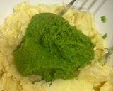 Joghurtos csirke zöldborsós krumplipürével és párolt répával recept fázis 7 fotója