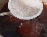 Foto langkah ke 2 dari resep Cinnamon Black Tea with Rosella Simple Syrup.