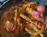 A picture of step 4 of Achari bhindi okra.