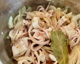 Foto del paso 5 de la receta: Calamares Encebollados con Vino Tinto