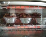 Foto langkah ke 4 dari resep Chocolate muffin with cheese and chocolate chips.