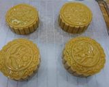 Hình bước làm 4 của món Bánh trung thu nướng nhân cốm dừa