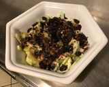 Une image de l'étape 6 de Salade de concombres marinés aux raisins et algues dulce.