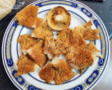 Foto del paso 1 de la receta: Rovellons al ajillo con Huevo roto