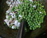 A picture of step 5 of Mushroom Matar curry.