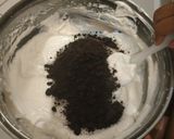 Foto langkah ke 3 dari resep Oreo ice cream roll.