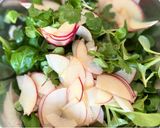 Hình bước làm 1 của món 🌱 Salad Táo, Rau Diếp Cừu & Hạt Óc Chó Sốt Dầu Dấm