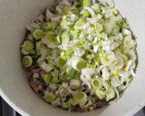 Foto del paso 2 de la receta: Relleno de tarta de puerro con morrón verde