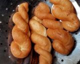 Foto langkah ke 7 dari resep Kkwabaeggi or Korean Twisted Donuts.