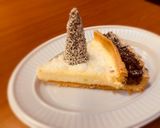 Foto del passaggio 21 della ricetta Crostata di Natale con Panna Cotta, Crema di Mele e Cioccolato
