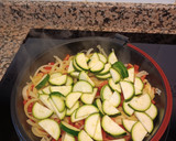 Foto del paso 2 de la receta: Tortilla de claras con cebolla, pimiento rojo y calabacín