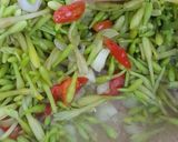 Foto langkah ke 4 dari resep Oseng Kembang Pepaya.