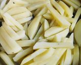 A picture of step 1 of Spicy finger chips.