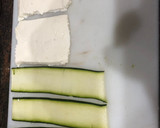 Foto del paso 3 de la receta: Judías verdes hervidas con patatas y rollitos de solomillo con lámina de calabacín y queso
