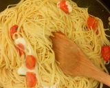 Pas rețetă Spaghete cu roșii cherry, mozzarella și busuioc proaspăt 10 fotografie