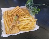 A picture of step 5 of Chicken and vegetables sandwiches mouth watering.