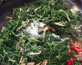 Foto langkah ke 3 dari resep Tumis Daun Kenikir Teri.