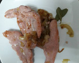Foto del paso 4 de la receta: Salchichas de pavo y pollo con cebolla caramelizada y cerveza