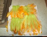 Foto del passaggio 1 della ricetta Torta salata con fiori di zucca taleggio e cotto