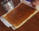 Foto del paso 4 de la receta: Pionono relleno de dulce de leche, decorado con crema chantilly