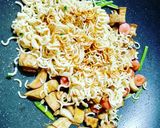Hình bước làm 3 của món Mì trộn nấm đùi gà, xúc xích.
