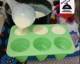 A picture of step 4 of Custard popsicles.