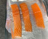 Foto langkah ke 2 dari resep Salmon panggang dengan madu, butter dan bawang putih.