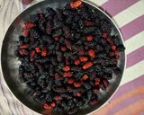 A picture of step 1 of Mulberry Ice cream with fresh cream.