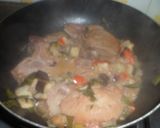 Foto del paso 2 de la receta: Bifes de cerdo con cerveza y verduras