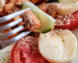 Foto del paso 7 de la receta: Ensalada plato completo de pepino, tomate, mozzarella, tofu al pimentón, enriquecida con gomashio 🥗